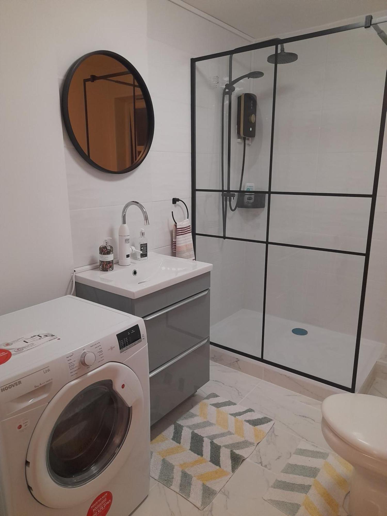 Glastonbury Town Center-Entire Apartment ภายนอก รูปภาพ
